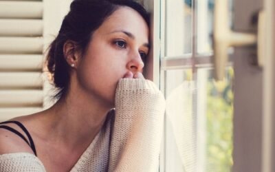 What is clinical depression and how to differentiate it from regular low mood or feelings of sadness??